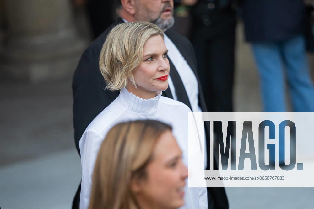 PFW - Louis Vuitton Front Row - Paris US actress Rhea Seehorn poses as she arrives ahead of the Louis Vuitton Women s Spring Summer 2027 collection fashion show as part of the Paris Fashion Week, in Paris, France on October 6, 2026. Photo by Alexis Jumeau ABACAPRESS.COM Paris France