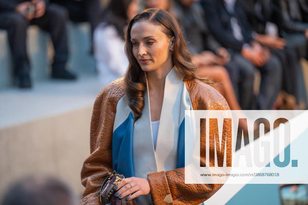 PFW - Louis Vuitton Front Row - Paris Sophie Turner poses as she arrives ahead of the Louis Vuitton Women s Spring Summer 2027 collection fashion show as part of the Paris Fashion Week, in Paris, France on October 6, 2026. Photo by Alexis Jumeau ABACAPRESS.COM Paris France