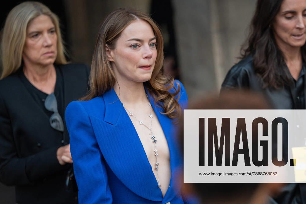 PFW - Louis Vuitton Front Row - Paris Emma Stone poses as she arrives ahead of the Louis Vuitton Women s Spring Summer 2027 collection fashion show as part of the Paris Fashion Week, in Paris, France on October 6, 2026. Photo by Alexis Jumeau ABACAPRESS.COM Paris France