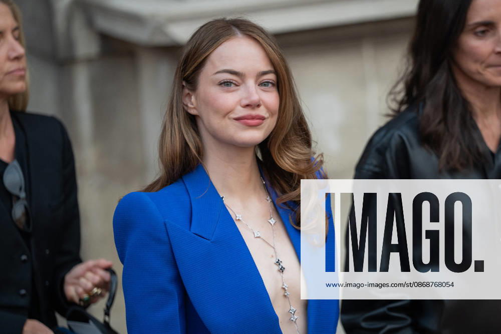 PFW - Louis Vuitton Front Row - Paris Emma Stone poses as she arrives ahead of the Louis Vuitton Women s Spring Summer 2027 collection fashion show as part of the Paris Fashion Week, in Paris, France on October 6, 2026. Photo by Alexis Jumeau ABACAPRESS.COM Paris France