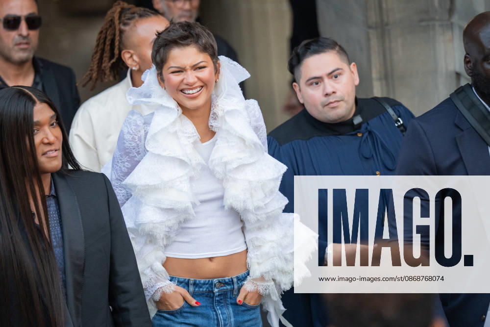 PFW - Louis Vuitton Front Row - Paris Zendaya poses as she arrives ahead of the Louis Vuitton Women s Spring Summer 2027 collection fashion show as part of the Paris Fashion Week, in Paris, France on October 6, 2026. Photo by Alexis Jumeau ABACAPRESS.COM Paris France