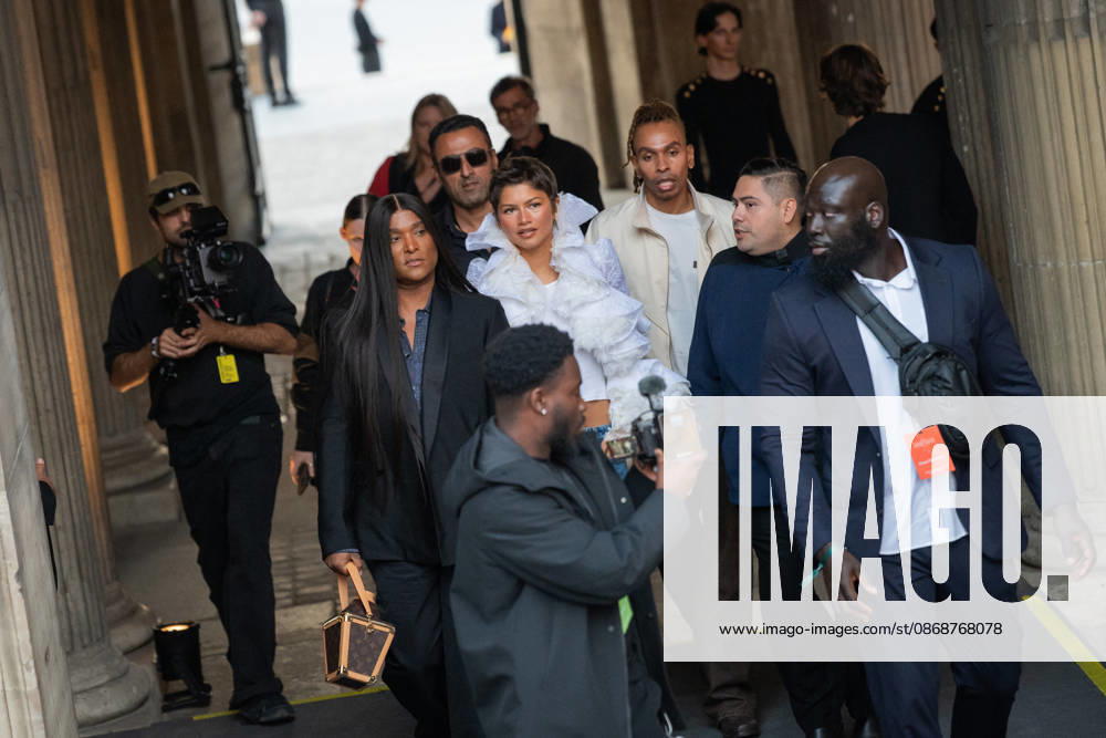 PFW - Louis Vuitton Front Row - Paris Zendaya poses as she arrives ahead of the Louis Vuitton Women s Spring Summer 2027 collection fashion show as part of the Paris Fashion Week, in Paris, France on October 6, 2026. Photo by Alexis Jumeau ABACAPRESS.COM Paris France
