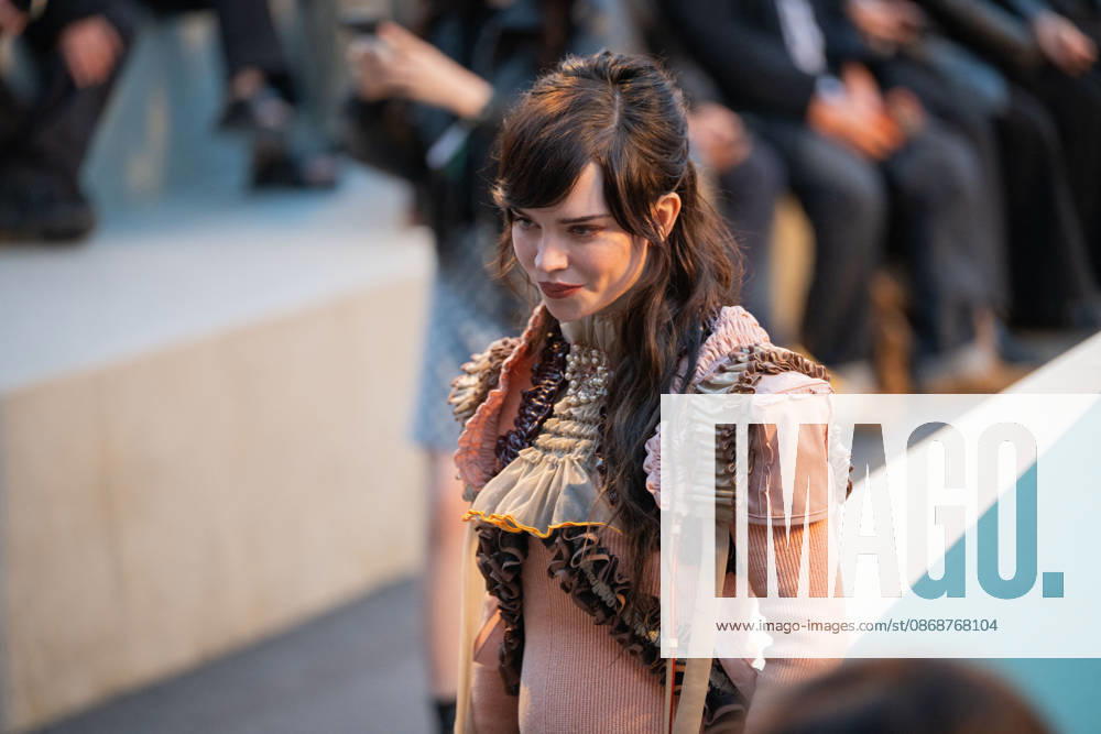 PFW - Louis Vuitton Front Row - Paris Sophie Thatcher poses as she arrives ahead of the Louis Vuitton Women s Spring Summer 2027 collection fashion show as part of the Paris Fashion Week, in Paris, France on October 6, 2026. Photo by Alexis Jumeau ABACAPRESS.COM Paris France