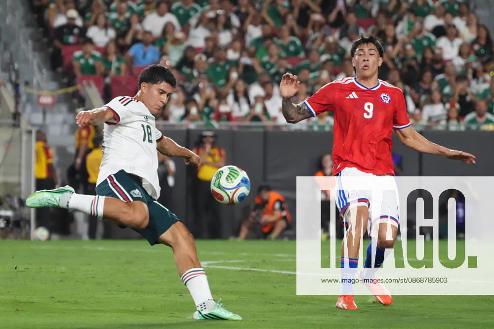 Obed Vargas (L) of Mexico vies for the ball with Maximiliano Gutierrez of Chile during a friendly match between the national teams of Mexico and Chile at the Los Angeles Memorial Coliseum in Los Angeles, United States, 06 October 2026. International Friendly: Mexico vs. Chile !ACHTUNG: NUR REDAKTIONELLE NUTZUNG!
