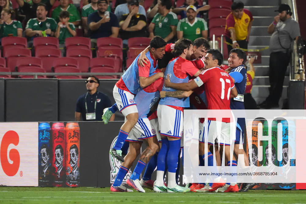 Players of Chile celebrate a goal during a friendly match between the national teams of Mexico and Chile at the Los Angeles Memorial Coliseum in Los Angeles, United States, 06 October 2026. International Friendly: Mexico vs. Chile !ACHTUNG: NUR REDAKTIONELLE NUTZUNG!