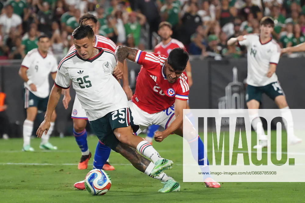 Roberto Alvarado (L) of Mexico vies for the ball with Diego Ulloa of Chile during a friendly match between the national teams of Mexico and Chile at the Los Angeles Memorial Coliseum in Los Angeles, United States, 06 October 2026. International Friendly: Mexico vs. Chile !ACHTUNG: NUR REDAKTIONELLE NUTZUNG!