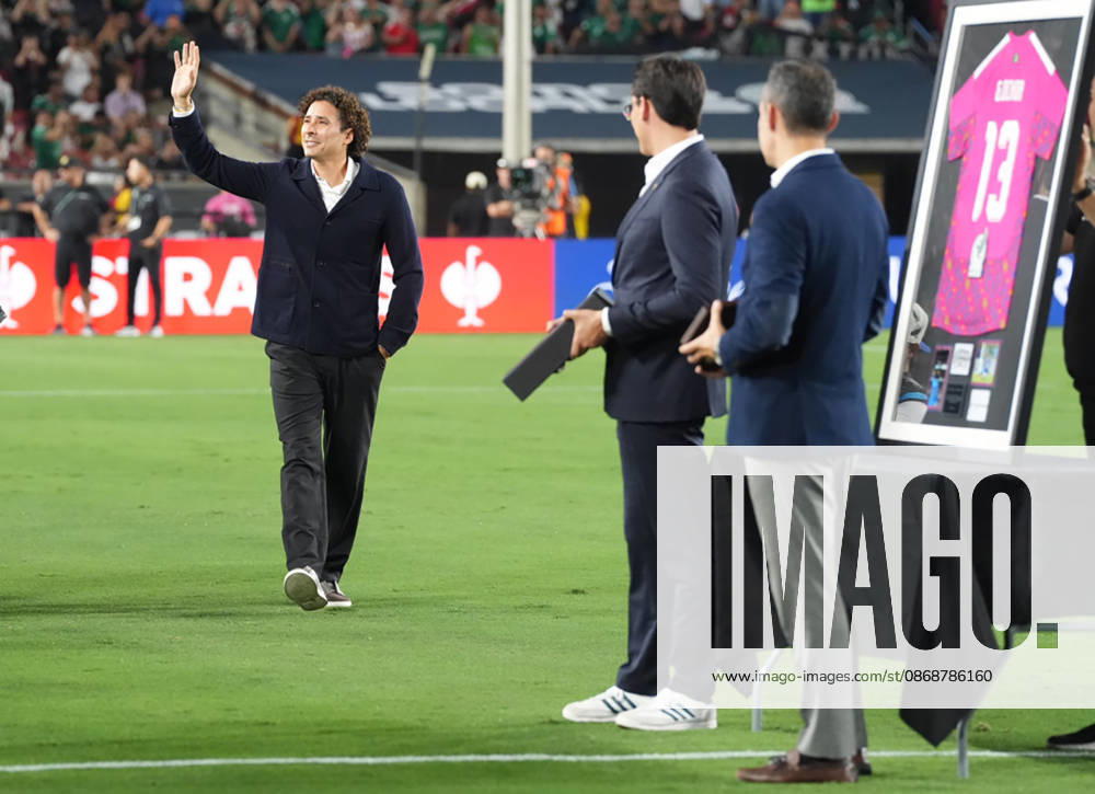 Guillermo ‘Memo’ Ochoa waves to the crowd during a tribute to his career, prior to the friendly match between Mexico and Chile at the Memorial Coliseum in Los Angeles, United States, 06 October 2026. Memo Ochoa is honored for his career during the Mexico-Chile friendly !ACHTUNG: NUR REDAKTIONELLE NUTZUNG!
