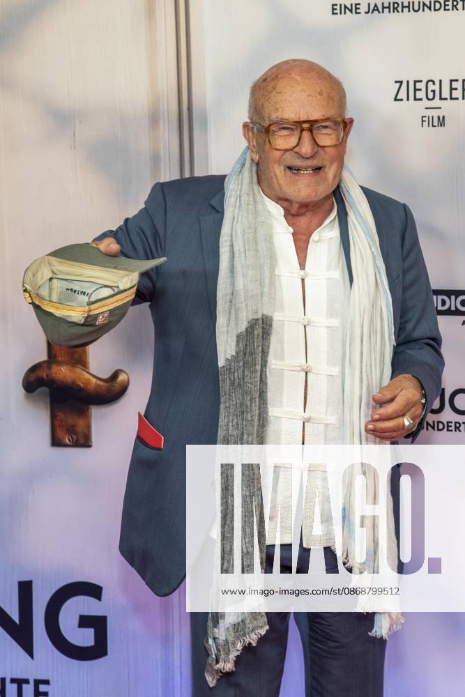 ABB HEIMSUCHUNG- Volker Schloendorff zu Gast auf dem roten Teppich bei der Deutschland Premiere von Volker Schloendorff Kinofilm Heimsuchung im Kino International am 06.10.2026 in Berlin Berlin Deutschland