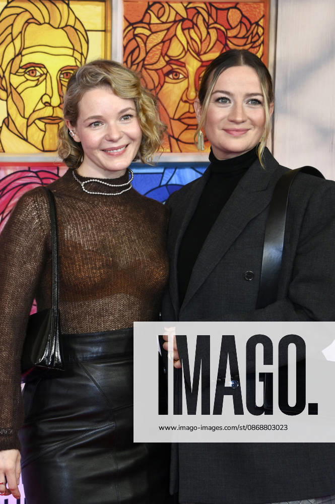 Angelina Häntsch und Nina Gummich bei der Premiere des Kinofilms Heimsuchung im Kino International. Berlin