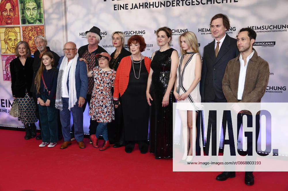 Angela Winkler, Wigand Witting, Asta Wilhelmine Winkler, Volker Schlöndorff, Detlev Buck, Nele Winkler, Susanne Wolff, Regina Ziegler, Martina Gedeck, Maria Matschke Engel, Lars Eidinger und Ludwig Trepte bei der Premiere des Kinofilms Heimsuchung im Kino International. Berlin