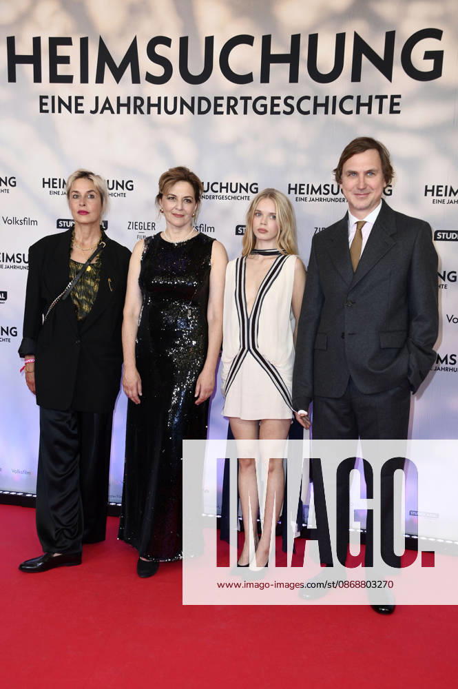 Susanne Wolff, Martina Gedeck, Maria Matschke Engel und Lars Eidinger bei der Premiere des Kinofilms Heimsuchung im Kino International. Berlin
