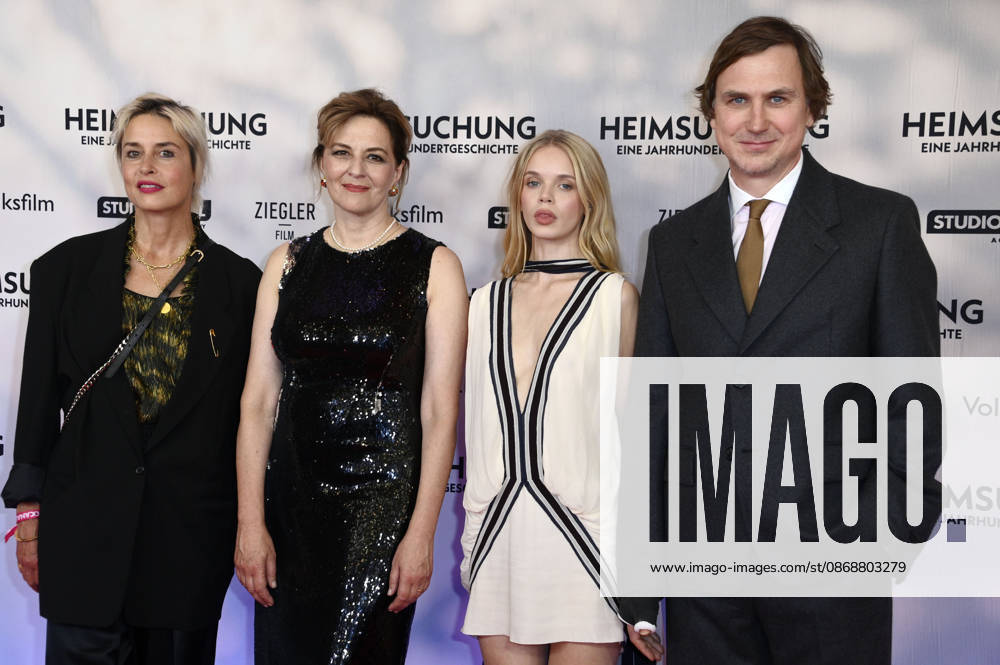 Susanne Wolff, Martina Gedeck, Maria Matschke Engel und Lars Eidinger bei der Premiere des Kinofilms Heimsuchung im Kino International. Berlin