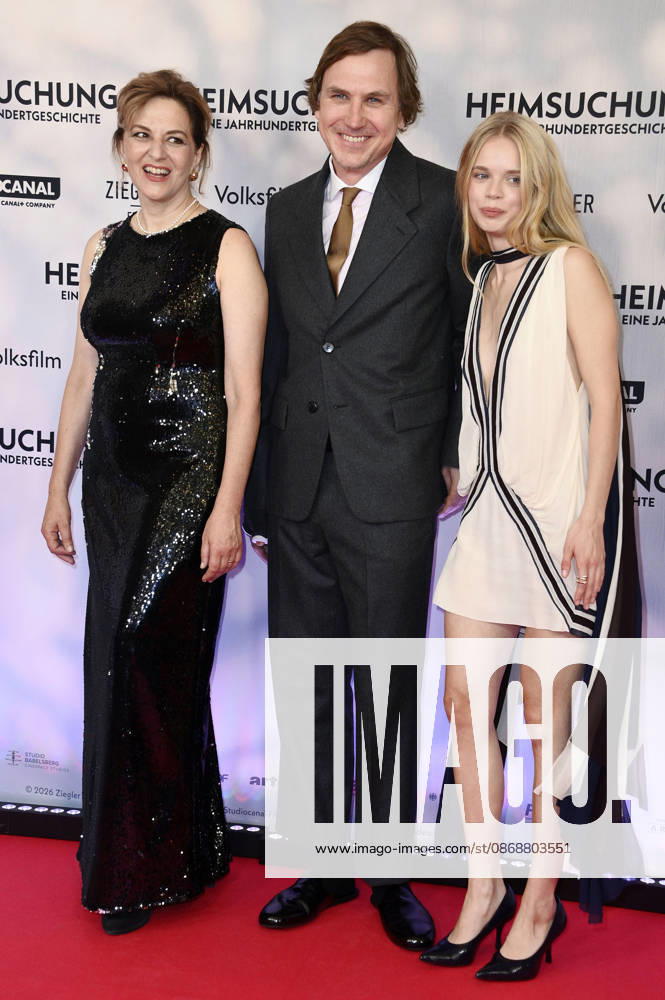 Martina Gedeck, Lars Eidinger und Maria Matschke Engel bei der Premiere des Kinofilms Heimsuchung im Kino International. Berlin