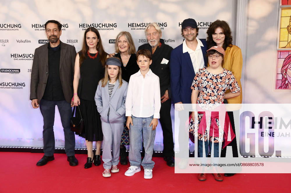 Luca Winkler, Stella Denis-Winkler, Pelle Bo Winkler, Angela Winkler, Matti Winkler, Wigand Witting, Lasse Winkler, Nele Winkler und Stella Voge bei der Premiere des Kinofilms Heimsuchung im Kino International. Berlin