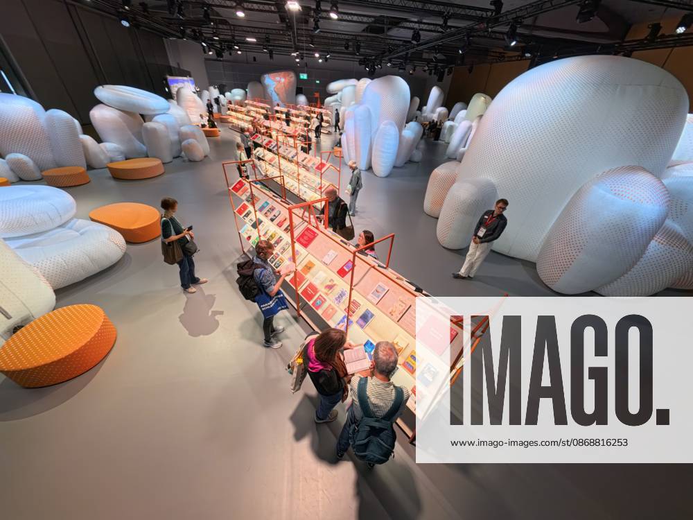 Eroeffnung der 78. Frankfurter Buchmesse am Mittwoch (07.10.2026) in Frankfurt am Main (Foto: Grossformatige Installationen im Pavillon des Gastlandes Tschechien auf der Buchmesse). Zunaechst sind die Messehallen der Buchbranche vorbehalten, von Freitag 11 Uhr an bis zum Messeschluss am Sonntag sind auch Privatbesucher willkommen. Ehrengastland der Buchmesse ist in diesem Jahr Tschechien. Das Nachbarland praesentiert seine Literaturszene mit mehr als 100 Veranstaltungen. (Siehe epd-Meldung vom 07.10.2026)
