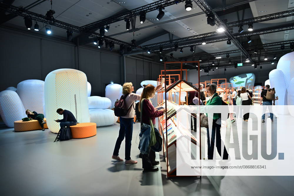 Eroeffnung der 78. Frankfurter Buchmesse am Mittwoch (07.10.2026) in Frankfurt am Main (Foto: Grossformatige Installationen im Pavillon des Gastlandes Tschechien auf der Buchmesse). Zunaechst sind die Messehallen der Buchbranche vorbehalten, von Freitag 11 Uhr an bis zum Messeschluss am Sonntag sind auch Privatbesucher willkommen. Ehrengastland der Buchmesse ist in diesem Jahr Tschechien. Das Nachbarland praesentiert seine Literaturszene mit mehr als 100 Veranstaltungen. (Siehe epd-Meldung vom 07.10.2026)