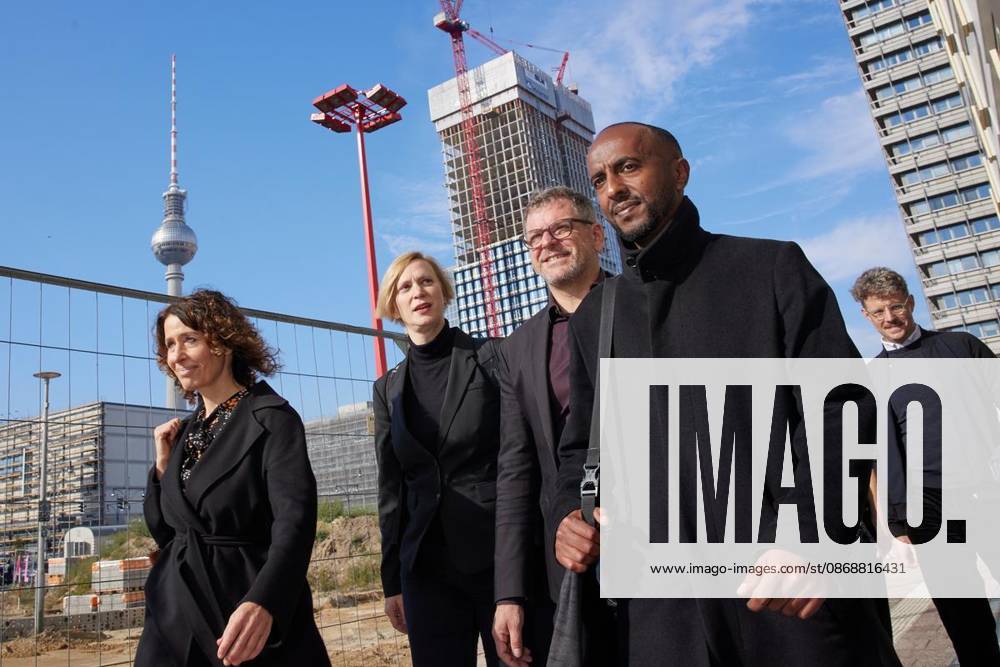 Bettina Jarasch (l-r), Nina Stahr, Werner Graf und Philmon Ghirmai (alle Bündnis90 Die Grünen) kommen zu Sondierungsgesprächen mit der SPD und der Partei Die Linke ins Haus der Statistik. Deutschland Berlin Berlin