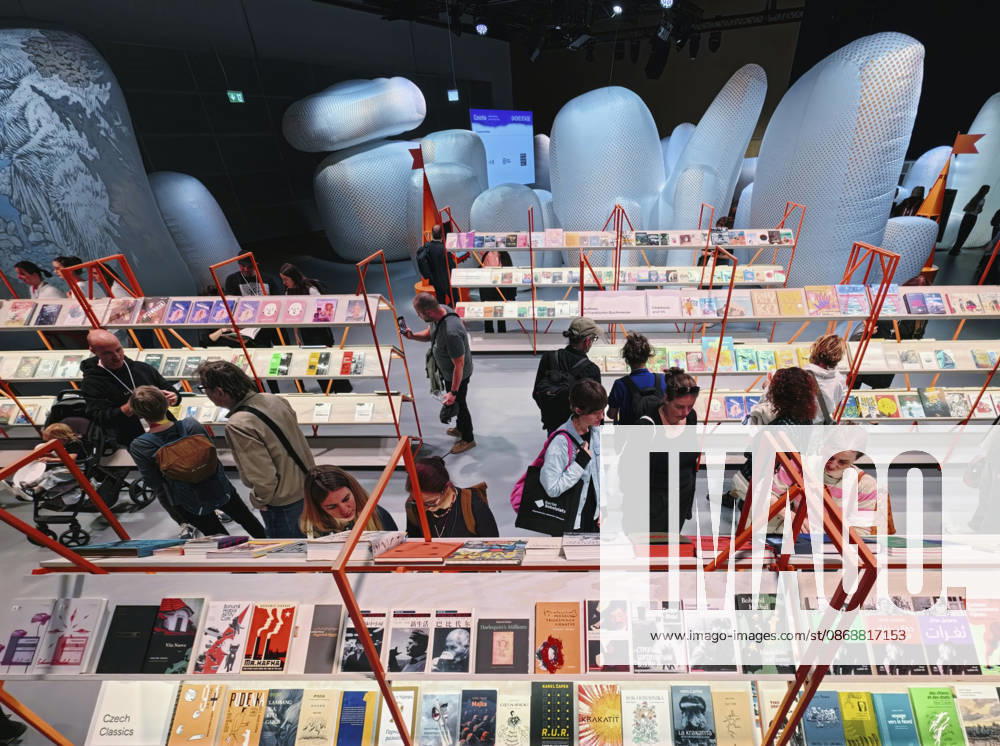Eroeffnung der 78. Frankfurter Buchmesse am Mittwoch (07.10.2026) in Frankfurt am Main (Foto: Grossformatige Installationen im Pavillon des Gastlandes Tschechien auf der Buchmesse). Zunaechst sind die Messehallen der Buchbranche vorbehalten, von Freitag 11 Uhr an bis zum Messeschluss am Sonntag sind auch Privatbesucher willkommen. Ehrengastland der Buchmesse ist in diesem Jahr Tschechien. Das Nachbarland praesentiert seine Literaturszene mit mehr als 100 Veranstaltungen. (Siehe epd-Meldung vom 07.10.2026)