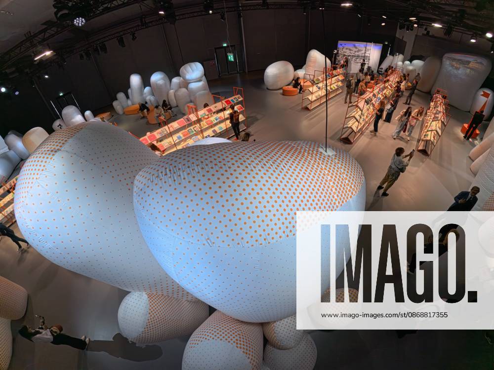 Eroeffnung der 78. Frankfurter Buchmesse am Mittwoch (07.10.2026) in Frankfurt am Main (Foto: Grossformatige Installationen im Pavillon des Gastlandes Tschechien auf der Buchmesse). Zunaechst sind die Messehallen der Buchbranche vorbehalten, von Freitag 11 Uhr an bis zum Messeschluss am Sonntag sind auch Privatbesucher willkommen. Ehrengastland der Buchmesse ist in diesem Jahr Tschechien. Das Nachbarland praesentiert seine Literaturszene mit mehr als 100 Veranstaltungen. (Siehe epd-Meldung vom 07.10.2026)