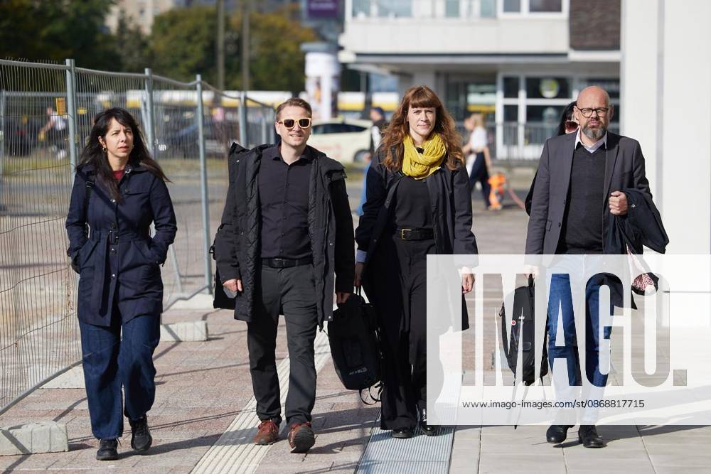 Elif Eralp (l-r), Maximilian Schirmer, Kerstin Wolter und Tobias Schulze (alle Die Linke) kommen zu Sondierungsgesprächen mit der SPD und Bündnis90 Die Grünen ins Haus der Statistik. Deutschland Berlin Berlin