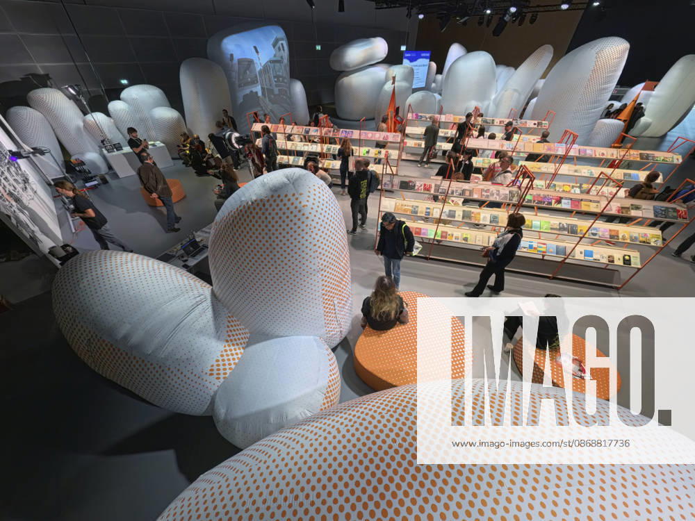 Eroeffnung der 78. Frankfurter Buchmesse am Mittwoch (07.10.2026) in Frankfurt am Main (Foto: Grossformatige Installationen im Pavillon des Gastlandes Tschechien auf der Buchmesse). Zunaechst sind die Messehallen der Buchbranche vorbehalten, von Freitag 11 Uhr an bis zum Messeschluss am Sonntag sind auch Privatbesucher willkommen. Ehrengastland der Buchmesse ist in diesem Jahr Tschechien. Das Nachbarland praesentiert seine Literaturszene mit mehr als 100 Veranstaltungen. (Siehe epd-Meldung vom 07.10.2026)