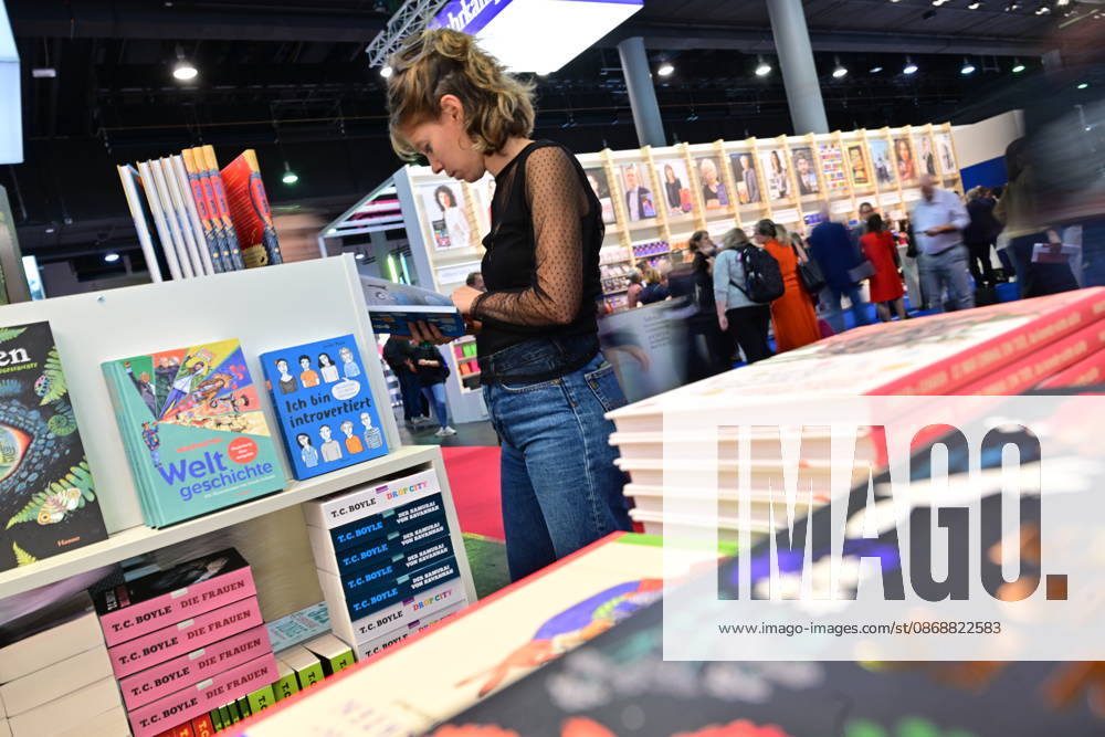 Eroeffnung der 78. Frankfurter Buchmesse am Mittwoch (07.10.2026) in Frankfurt am Main. Zunaechst sind die Messehallen der Buchbranche vorbehalten, von Freitag 11 Uhr an bis zum Messeschluss am Sonntag sind auch Privatbesucher willkommen. Ehrengastland der Buchmesse ist in diesem Jahr Tschechien. Das Nachbarland praesentiert seine Literaturszene mit mehr als 100 Veranstaltungen. (Siehe epd-Meldung vom 07.10.2026)