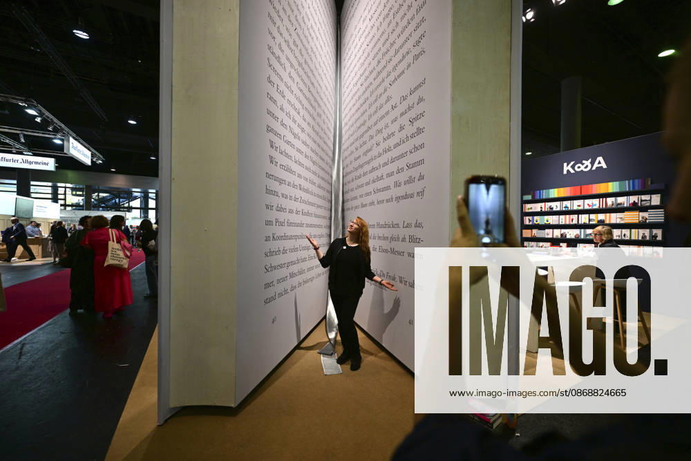 Eroeffnung der 78. Frankfurter Buchmesse am Mittwoch (07.10.2026) in Frankfurt am Main (Foto: Begehbares Buch Orca der Autorin Franziska Gaensler (Gänsler)). Zunaechst sind die Messehallen der Buchbranche vorbehalten, von Freitag 11 Uhr an bis zum Messeschluss am Sonntag sind auch Privatbesucher willkommen. Ehrengastland der Buchmesse ist in diesem Jahr Tschechien. Das Nachbarland praesentiert seine Literaturszene mit mehr als 100 Veranstaltungen. (Siehe epd-Meldung vom 07.10.2026)