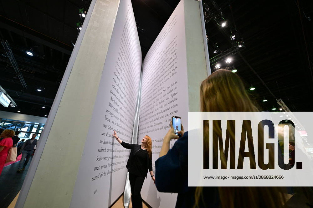 Eroeffnung der 78. Frankfurter Buchmesse am Mittwoch (07.10.2026) in Frankfurt am Main (Foto: Begehbares Buch Orca der Autorin Franziska Gaensler (Gänsler)). Zunaechst sind die Messehallen der Buchbranche vorbehalten, von Freitag 11 Uhr an bis zum Messeschluss am Sonntag sind auch Privatbesucher willkommen. Ehrengastland der Buchmesse ist in diesem Jahr Tschechien. Das Nachbarland praesentiert seine Literaturszene mit mehr als 100 Veranstaltungen. (Siehe epd-Meldung vom 07.10.2026)