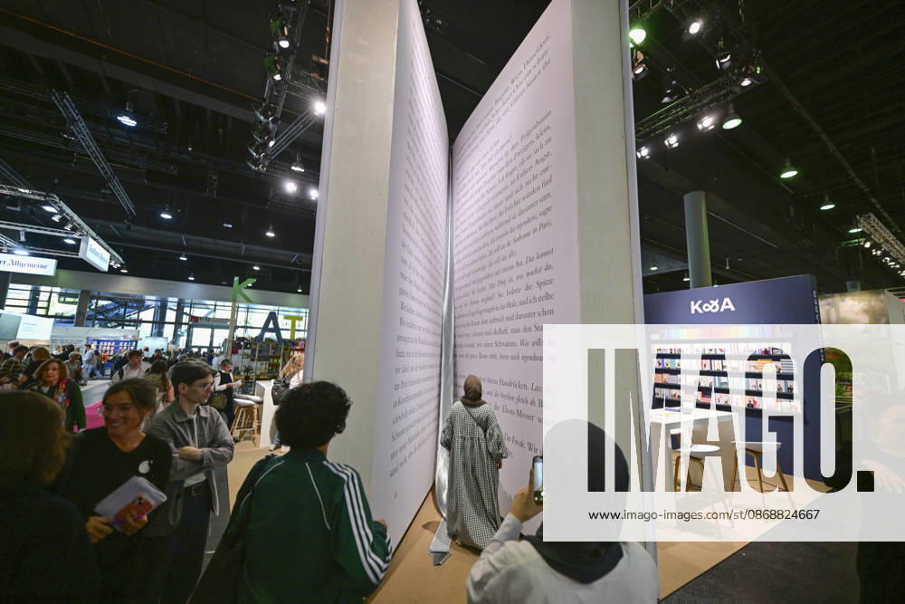 Eroeffnung der 78. Frankfurter Buchmesse am Mittwoch (07.10.2026) in Frankfurt am Main (Foto: Begehbares Buch Orca der Autorin Franziska Gaensler (Gänsler)). Zunaechst sind die Messehallen der Buchbranche vorbehalten, von Freitag 11 Uhr an bis zum Messeschluss am Sonntag sind auch Privatbesucher willkommen. Ehrengastland der Buchmesse ist in diesem Jahr Tschechien. Das Nachbarland praesentiert seine Literaturszene mit mehr als 100 Veranstaltungen. (Siehe epd-Meldung vom 07.10.2026)