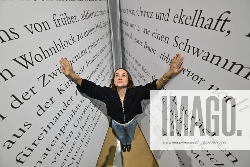 Eroeffnung der 78. Frankfurter Buchmesse am Mittwoch (07.10.2026) in Frankfurt am Main (Foto: Die Autorin Franziska Gaensler (Gänsler) mit ihrem begehbaren Buch Orca auf der Buchmesse). Zunaechst sind die Messehallen der Buchbranche vorbehalten, von Freitag 11 Uhr an bis zum Messeschluss am Sonntag sind auch Privatbesucher willkommen. Ehrengastland der Buchmesse ist in diesem Jahr Tschechien. Das Nachbarland praesentiert seine Literaturszene mit mehr als 100 Veranstaltungen. (Siehe epd-Meldung vom 07.10.2026)