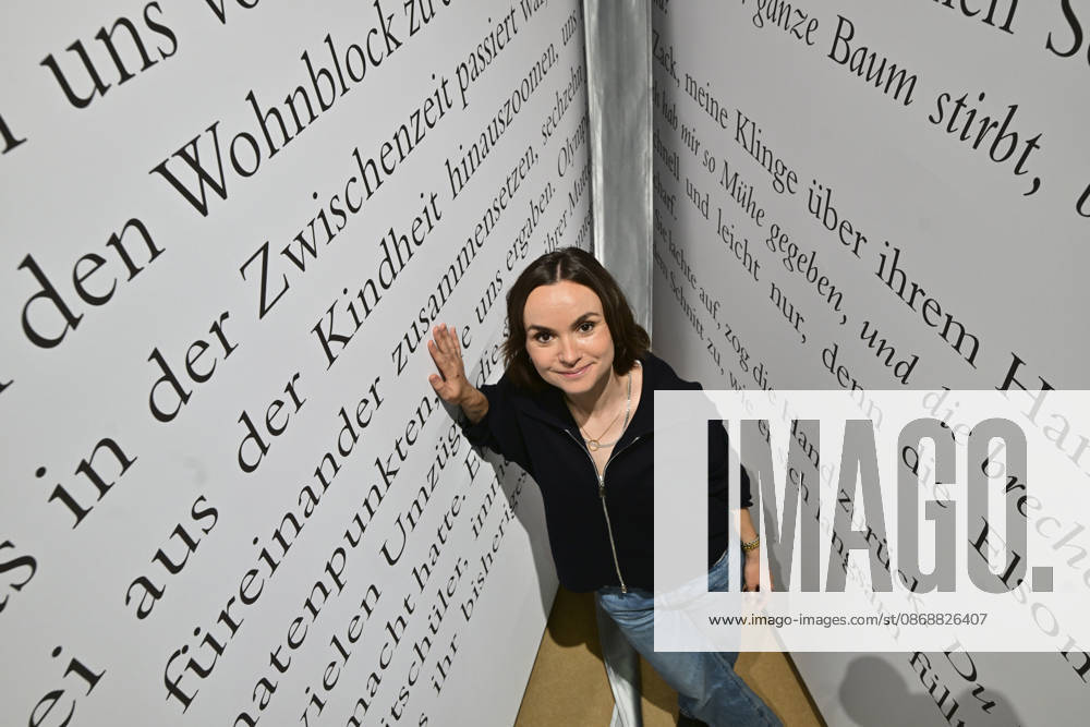Eroeffnung der 78. Frankfurter Buchmesse am Mittwoch (07.10.2026) in Frankfurt am Main (Foto: Die Autorin Franziska Gaensler (Gänsler) mit ihrem begehbaren Buch Orca auf der Buchmesse). Zunaechst sind die Messehallen der Buchbranche vorbehalten, von Freitag 11 Uhr an bis zum Messeschluss am Sonntag sind auch Privatbesucher willkommen. Ehrengastland der Buchmesse ist in diesem Jahr Tschechien. Das Nachbarland praesentiert seine Literaturszene mit mehr als 100 Veranstaltungen. (Siehe epd-Meldung vom 07.10.2026)