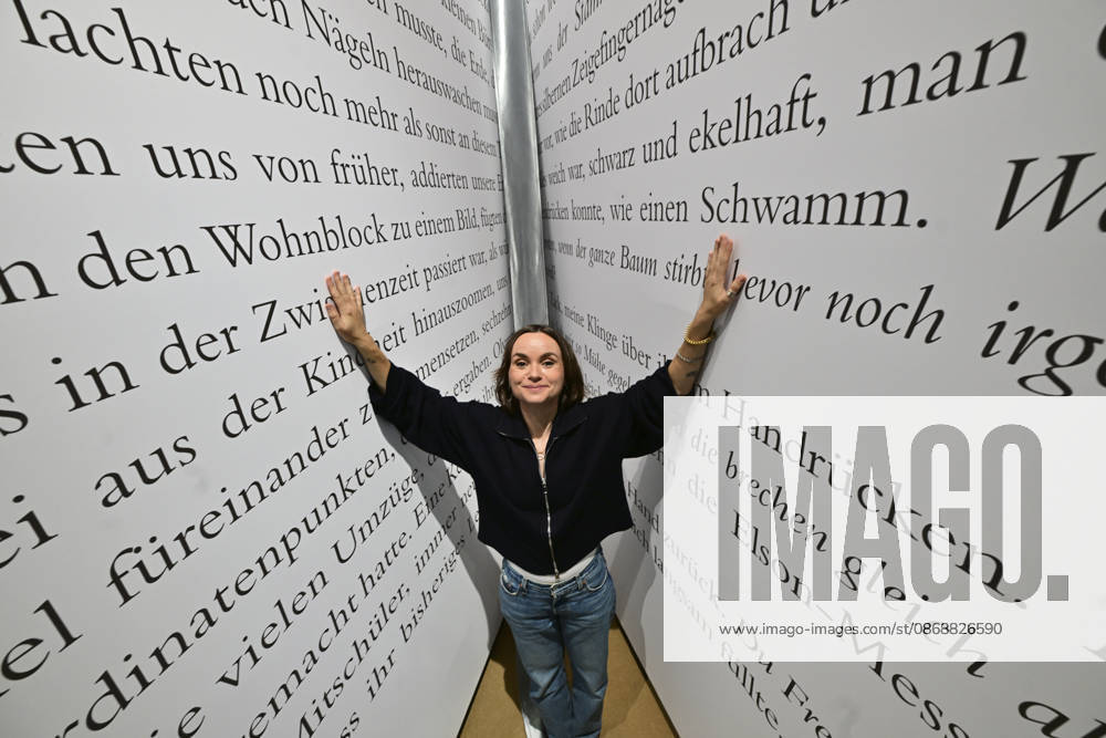Eroeffnung der 78. Frankfurter Buchmesse am Mittwoch (07.10.2026) in Frankfurt am Main (Foto: Die Autorin Franziska Gaensler (Gänsler) mit ihrem begehbaren Buch Orca auf der Buchmesse). Zunaechst sind die Messehallen der Buchbranche vorbehalten, von Freitag 11 Uhr an bis zum Messeschluss am Sonntag sind auch Privatbesucher willkommen. Ehrengastland der Buchmesse ist in diesem Jahr Tschechien. Das Nachbarland praesentiert seine Literaturszene mit mehr als 100 Veranstaltungen. (Siehe epd-Meldung vom 07.10.2026)