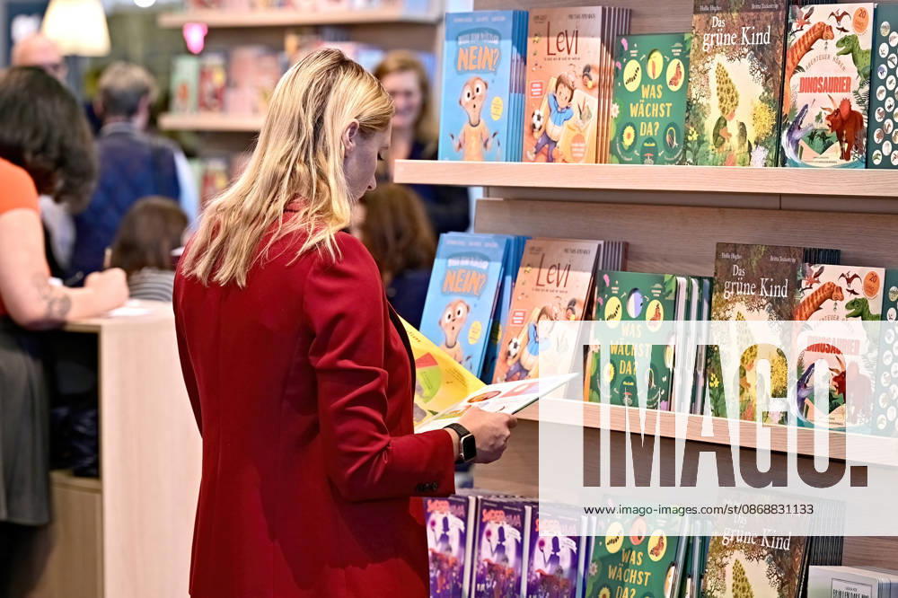 Frankfurter Buchmesse 2026. Besucher der Frankfurter Buchmesse am 07.10.2026. 20261007MWI151297