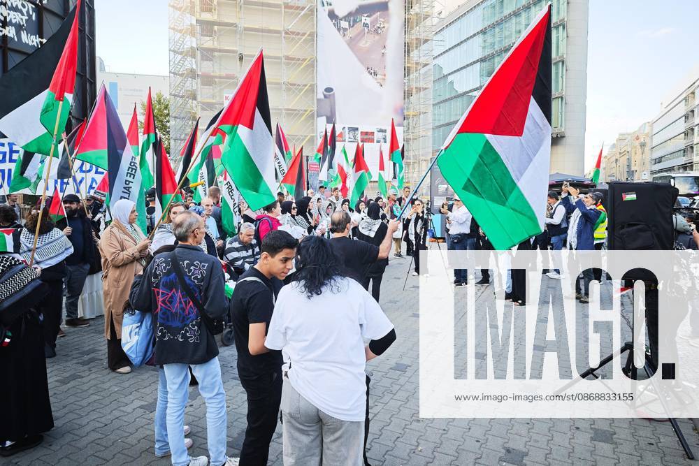 Berlin, Deutschland, 07.10.2026: Pro-Palästinenser-Demo am 3. Jahrestag des Anschlags der Hamas auf Israel nahe Checkpoint Charlie im Bezirk Mitte.