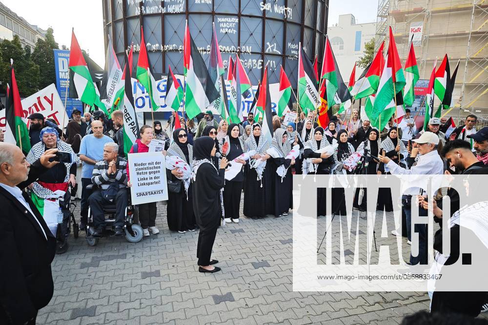 Berlin, Deutschland, 07.10.2026: Pro-Palästinenser-Demo am 3. Jahrestag des Anschlags der Hamas auf Israel nahe Checkpoint Charlie im Bezirk Mitte.
