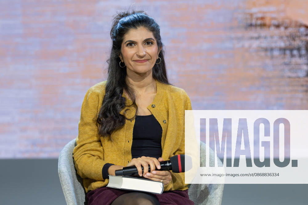 Buchmesse Frankfurt 2026 Die Trägerin des Deutschen Buchpreises 2026, Shida Bazyar, präsentiert auf der Literaturbühne von ARD, ZDF und 3sat ihr prämiertes Buch Die Lücken., Frankfurt am Main Hessen Deutschland Messegelände