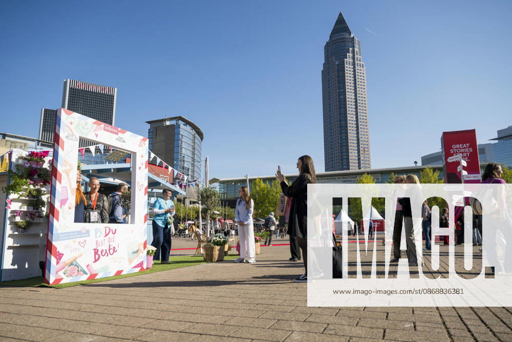 Eroeffnung der 78. Frankfurter Buchmesse am Mittwoch (07.10.2026) in Frankfurt am Main. Zunaechst sind die Messehallen der Buchbranche vorbehalten, von Freitag 11 Uhr an bis zum Messeschluss am Sonntag sind auch Privatbesucher willkommen. Ehrengastland der Buchmesse ist in diesem Jahr Tschechien. Das Nachbarland praesentiert seine Literaturszene mit mehr als 100 Veranstaltungen. (Siehe epd-Meldung vom 07.10.2026)