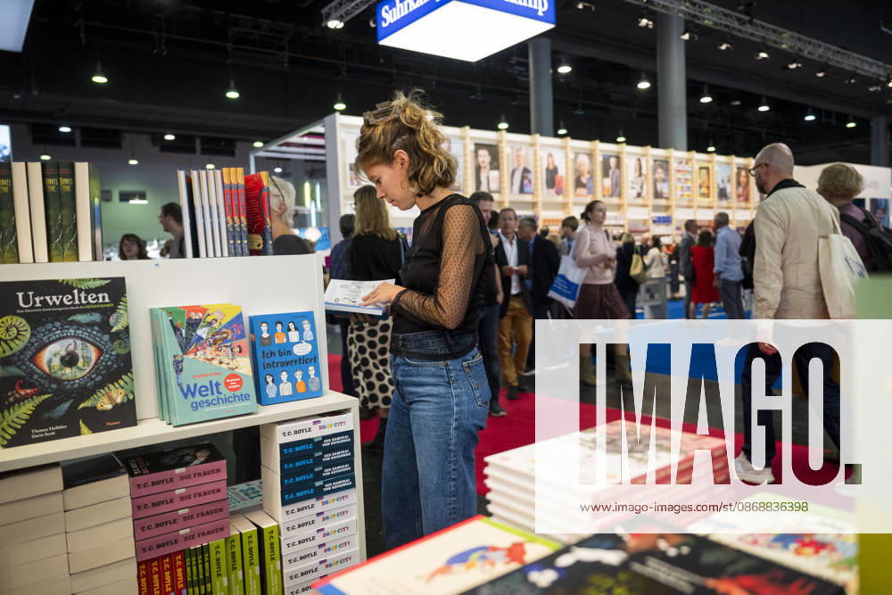 Eroeffnung der 78. Frankfurter Buchmesse am Mittwoch (07.10.2026) in Frankfurt am Main. Zunaechst sind die Messehallen der Buchbranche vorbehalten, von Freitag 11 Uhr an bis zum Messeschluss am Sonntag sind auch Privatbesucher willkommen. Ehrengastland der Buchmesse ist in diesem Jahr Tschechien. Das Nachbarland praesentiert seine Literaturszene mit mehr als 100 Veranstaltungen. (Siehe epd-Meldung vom 07.10.2026)