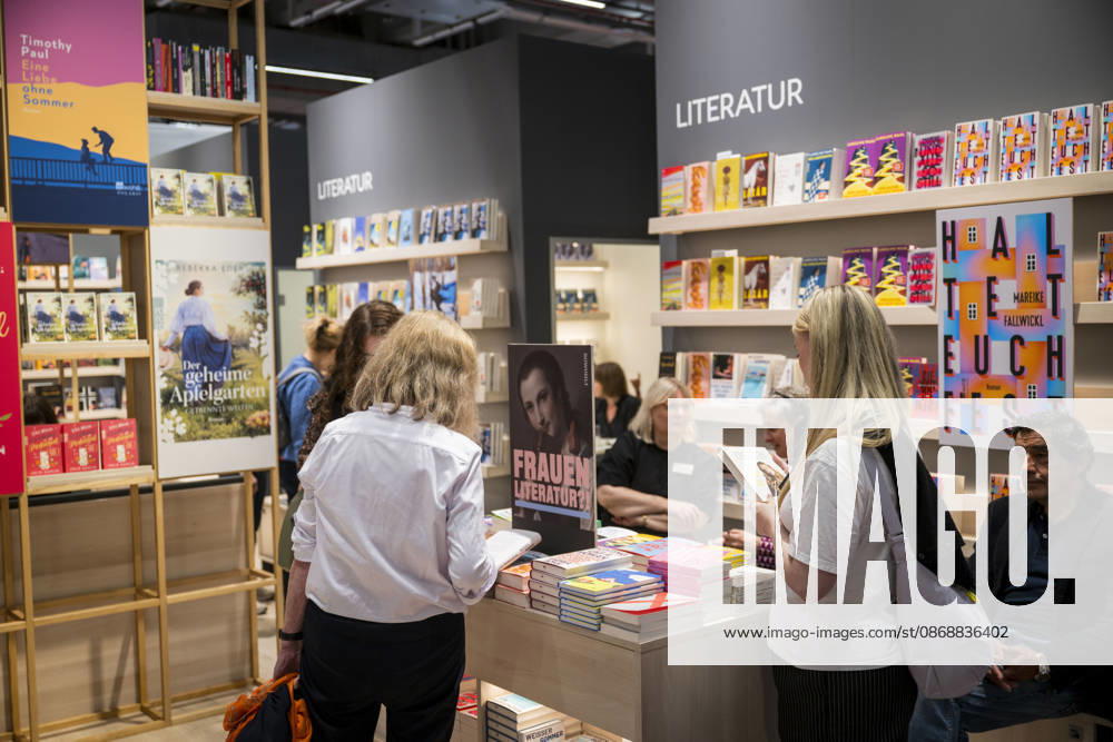 Eroeffnung der 78. Frankfurter Buchmesse am Mittwoch (07.10.2026) in Frankfurt am Main. Zunaechst sind die Messehallen der Buchbranche vorbehalten, von Freitag 11 Uhr an bis zum Messeschluss am Sonntag sind auch Privatbesucher willkommen. Ehrengastland der Buchmesse ist in diesem Jahr Tschechien. Das Nachbarland praesentiert seine Literaturszene mit mehr als 100 Veranstaltungen. (Siehe epd-Meldung vom 07.10.2026)