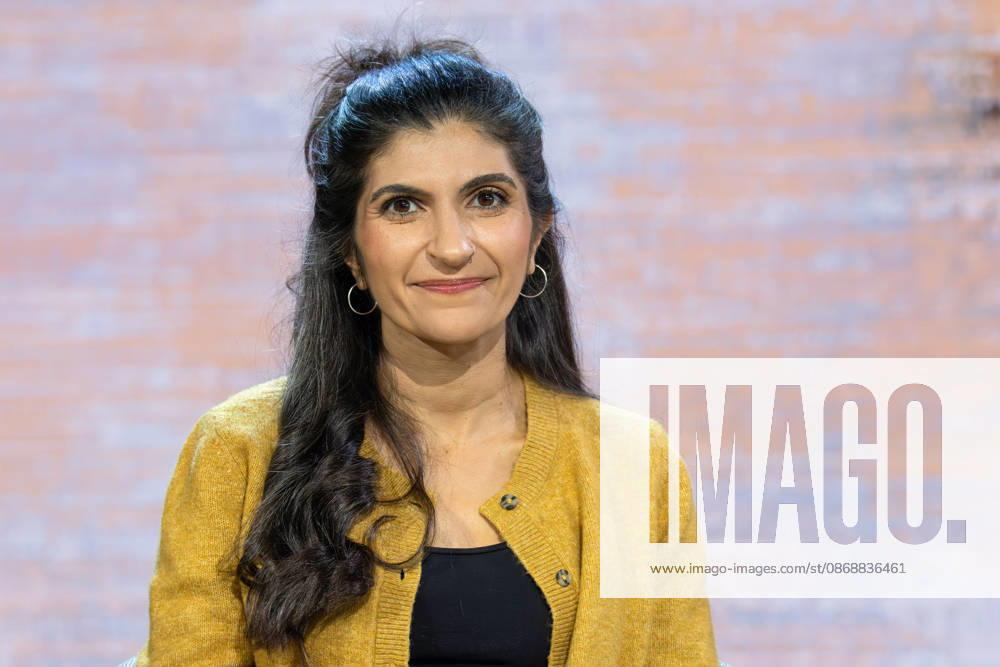 Buchmesse Frankfurt 2026 Die Trägerin des Deutschen Buchpreises 2026, Shida Bazyar, präsentiert auf der Literaturbühne von ARD, ZDF und 3sat ihr prämiertes Buch Die Lücken., Frankfurt am Main Hessen Deutschland Messegelände