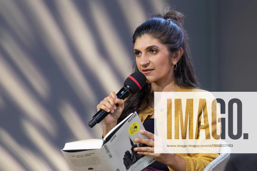 Buchmesse Frankfurt 2026 Die Trägerin des Deutschen Buchpreises 2026, Shida Bazyar, präsentiert auf der Literaturbühne von ARD, ZDF und 3sat ihr prämiertes Buch Die Lücken., Frankfurt am Main Hessen Deutschland Messegelände