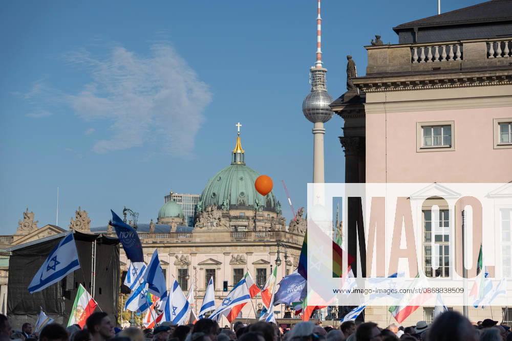 Gedenkfeier auf dem Bebelplatz in Berlin-Mitte, Zentrum der deutschen Hauptstadt;Gedenkveranstaltung 3. Jahrestag Terroranschlag der Hamas in Israel 7. Oktober. Nie vergessen. Niemals schweigen., Berlin Berlin Deutschland Bebelplatz