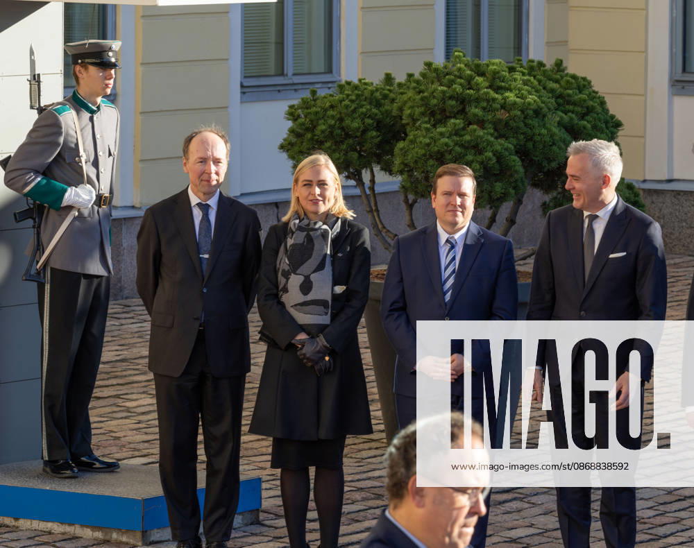 Helsinki, Suomi, 6.10.2026. Eduskunnan puhemies Jussi Halla-aho (vasemmalla) ja ulkoministeri Elina Valtonen osallistuvat Espanjan kuningas Felipe VI:n ja kuningatar Letizian tervetuloseremoniaan Presidentinlinnan pihalla Helsingissa. Helsinki Finland - ZUMAt172 20261006_zip_t172_085