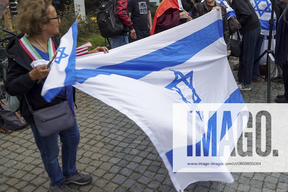 CNTV MAHNWACHE - Demonstranten auf der Strasse die Teilnehmer mit Deutschland Israel Fahnen bei der Mahnwache anlaesslich des 3.Jahrestages des Ueberfalls und Massakers in Israel Menschen versammeln sich die Menschen vor dem Audimax im Grindelvietel in Hamburg am 07.10.2026 Hamburg Deutschland