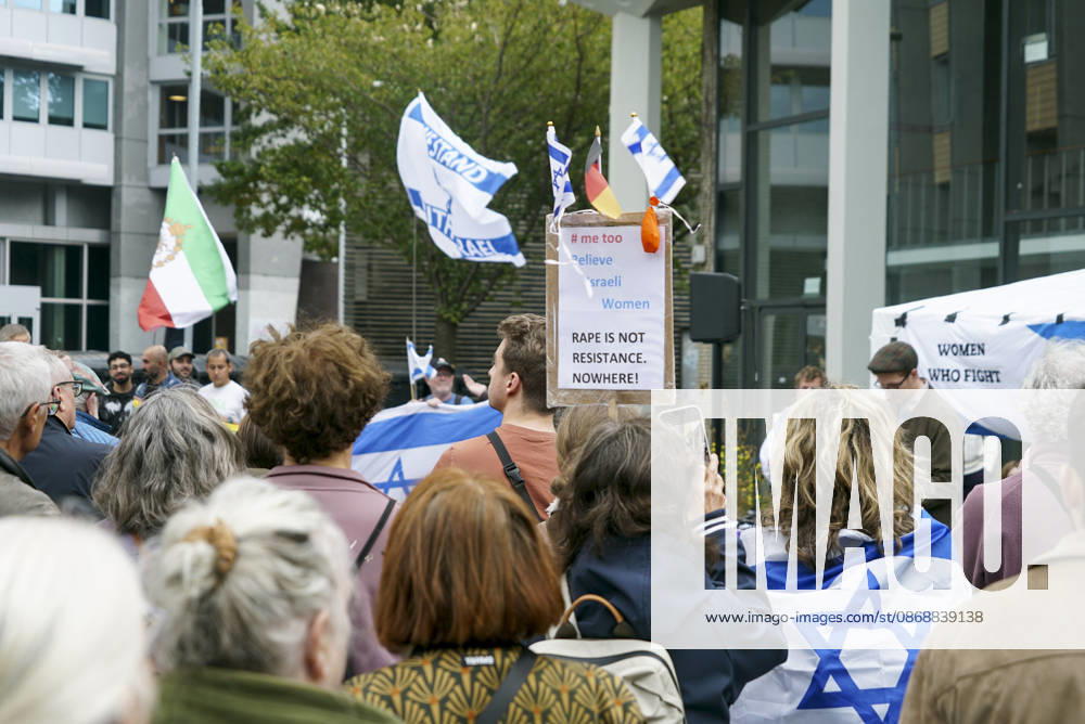 CNTV MAHNWACHE - Demonstranten auf der Strasse die Teilnehmer mit Deutschland Israel Fahnen bei der Mahnwache anlaesslich des 3.Jahrestages des Ueberfalls und Massakers in Israel Menschen versammeln sich die Menschen vor dem Audimax im Grindelvietel in Hamburg am 07.10.2026 Hamburg Deutschland