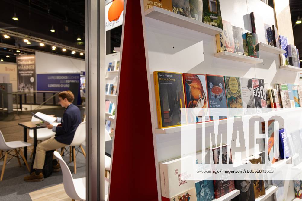 78. Frankfurter Buchmesse Besucherinnen und Besucher vertiefen sich in Neuerscheinungen auf der Buchmesse in Frankfurt am Main. Die 78. Frankfurter Buchmesse findet vom 7. - 11. Oktober 2026 statt. Frankfurt am Main Messegelände Hessen Deutschland