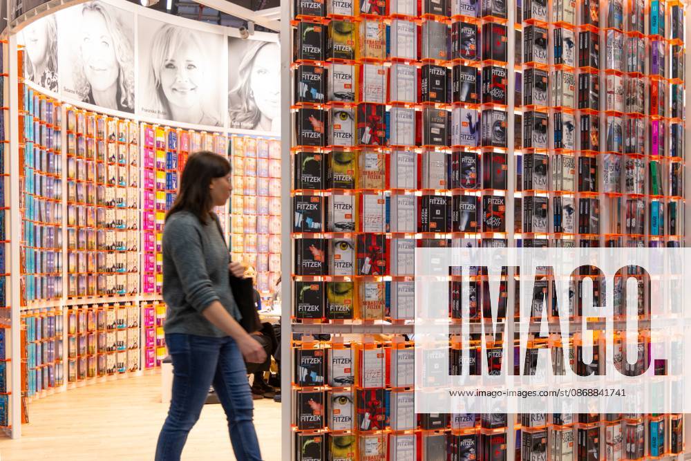 78. Frankfurter Buchmesse Besucherinnen und Besucher vertiefen sich in Neuerscheinungen auf der Buchmesse in Frankfurt am Main. Die 78. Frankfurter Buchmesse findet vom 7. - 11. Oktober 2026 statt. Frankfurt am Main Messegelände Hessen Deutschland