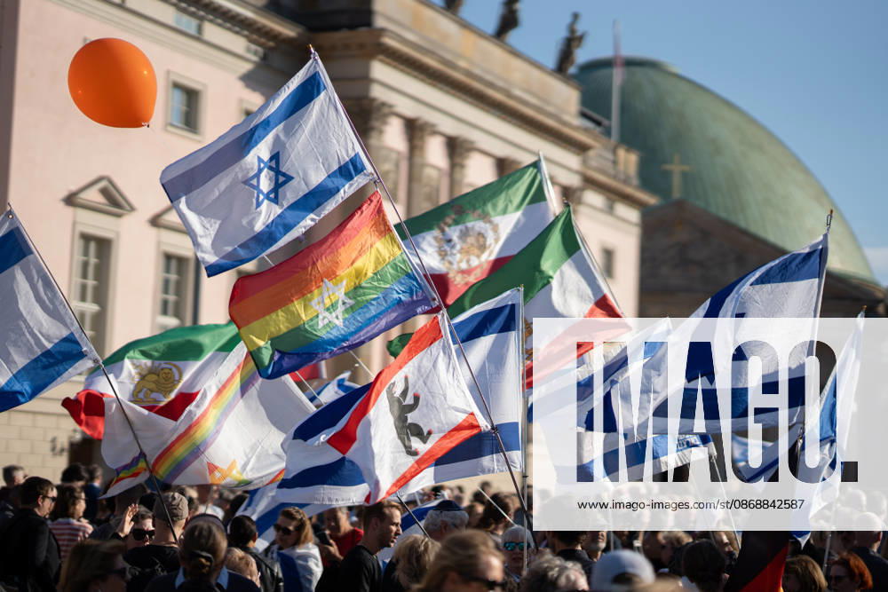 Gedenkfeier auf dem Bebelplatz in Berlin-Mitte, Zentrum der deutschen Hauptstadt;Gedenkveranstaltung 3. Jahrestag Terroranschlag der Hamas in Israel 7. Oktober. Nie vergessen. Niemals schweigen., Berlin Berlin Deutschland Bebelplatz