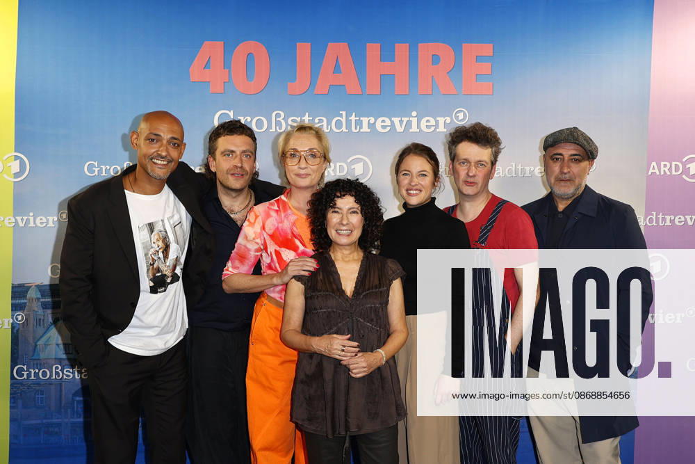 Patrick Abozen, Enrique Fiss, Saskia Fischer, Maria Ketikidou, Sinha Melina Gierke, Sven Fricke und Oezguer Karadeniz beim 40 Jahre Großstadtrevier (ARD) Serien Photo Call am 7.10.2026 in der Astor Film Lounge in Hamburg Patrick Abozen, Enrique Fiss, Saskia Fischer, Maria Ketikidou, Sinha Melina Gierke, Sven Fricke and Oezguer Karadeniz attend the photo call for the 40th anniversary of the series *Großstadtrevier* on October 7, 2026 at the Astor Film Lounge in Hamburg, Germany 40 Jahre Grossstadtrevier (ARD) Jubilaeum in Hamburg