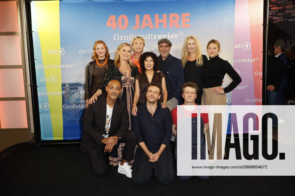 Sofie Junker, Patrick Abozen, Andrea Luedke, Saskia Fischer, Maria Ketikidou, Enrique Fiss, Oezguer Karadeniz, Dorothea Schenck, Sven Fricke und Sinha Melina Gierke beim 40 Jahre Großstadtrevier (ARD) Serien Photo Call am 7.10.2026 in der Astor Film Lounge in Hamburg Sofie Junker, Patrick Abozen, Andrea Luedke, Saskia Fischer, Maria Ketikidou, Enrique Fiss, Oezguer Karadeniz, Dorothea Schenck, Sven Fricke and Sinha Melina Gierke attend the photo call for the 40th anniversary of the series *Großstadtrevier* on October 7, 2026 at the Astor Film Lounge in Hamburg, Germany 40 Jahre Grossstadtrevier (ARD) Jubilaeum in Hamburg